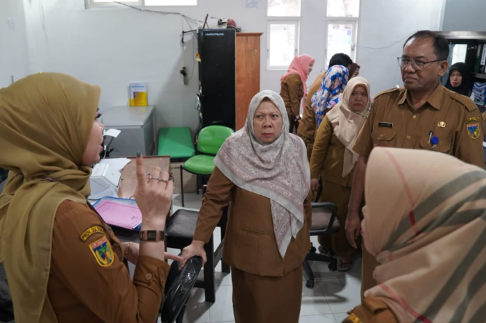 <p>Ket Foto: Wakil Wali Kota Palu Reny A Lamadjido, sidak sejumlah OPD. (Foto/Humas Pemkot Palu)</p>
