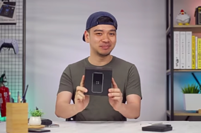 <p>Foto Palm Phone, Hp super kecil yang tidak berhenti bikin senyum (foto/youtube/@gadgetIn)</p>
