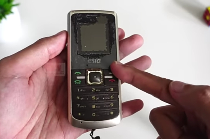 <p>Foto penampakan HP esia di tahun 2023 (foto/youtube/@ErDev)</p>
