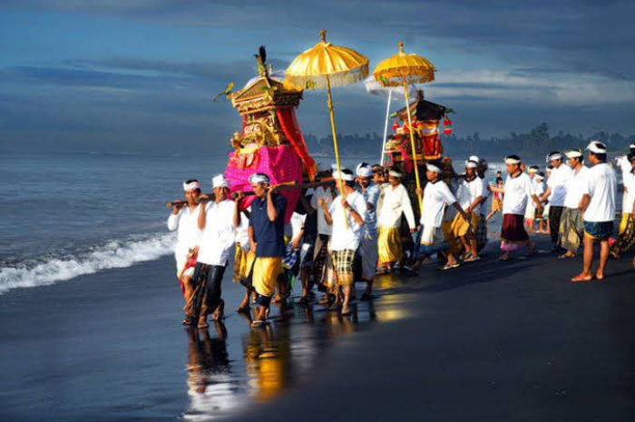 <p>Ket. Foto: Tradisi Melasti (Foto/Twitter/@GlHindu)</p>
