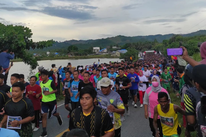 <p>Ket. Foto: Equator Run 10k di Parigi Moutong Tahun 2022 (Foto/Instagram/@iswan_nm)</p>
