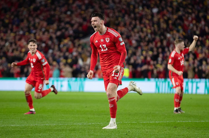 <p>Ket. Foto: Para Pemain Wales Ketika di Pertandingan Melawan Latvia dalam Kualifikasi Euro 2024 (Foto/Instagram/@fawales)</p>