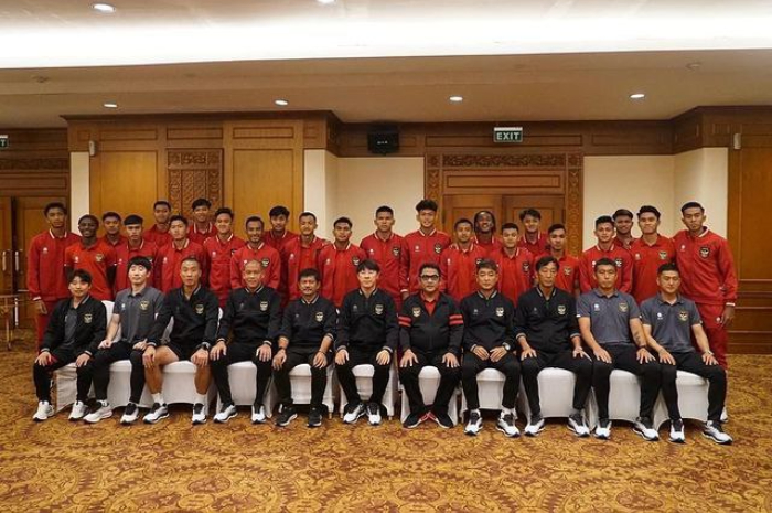 <p>Ket. Foto: Para Tim Kepelatihan Bersama Sejumlah Pemain dari Tim Nasional Indonesia U-20 (Foto/Instagram/@novaarianto30)</p>