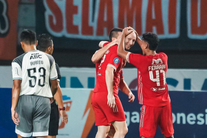 <p>Ket. Foto: Para Pemain Persija Jakarta Ketika Menghadapi Persib Bandung di BRI Liga 1 (Foto/Instagram/@persija)</p>
