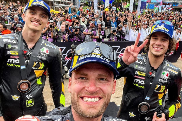<p>Ket. Foto: Brad Binder Juara Sprint Race MotoGP Argentina 2023 bersama Marco Bezzecchi dan Luca Marini (Foto/Instagram/@motogp)</p>
