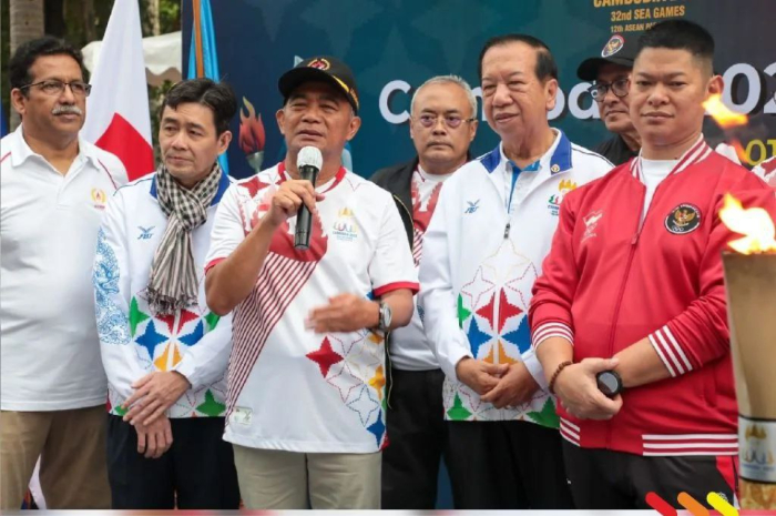 <p>Ket. Foto: Muhadjir Effendy selaku Plt Menpora, bersama Sejumlah Pejabat dalam Torch Relay SEA Games 2023 Kamboja (Foto/Instagram/@kemenpora)</p>
