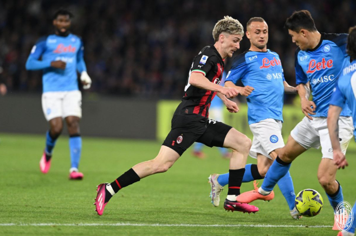 <p>Ket. Foto: Situasi Pertandingan Ketika Tim AC Milan Melawan Napoli di Serie A (Foto/Twitter/@acmilan)</p>
