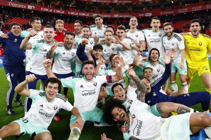 <p>Ket. Foto: Para pemain Osasuna yang merayakan lolosnya mereka, ke partai final Copa del Rey 2023 (Foto/Instagram/@caosasuna)</p>
