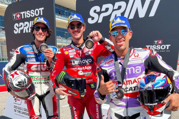 <p>Ket. Foto: Francesco Bagnaia bersama Alex Rins dan Jorge Martin di podium sprint race MotoGP Amerika 2023 (Foto/Instagram/@motogp)</p>
