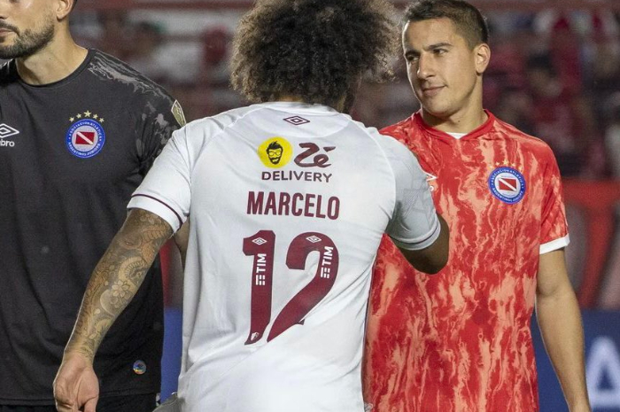 <p>Ket Foto: Foto Marcelona yang melakukan permintaan maaf kepada pemain Argentinos Juniors (Foto/Twitter/@idextratime)</p>
