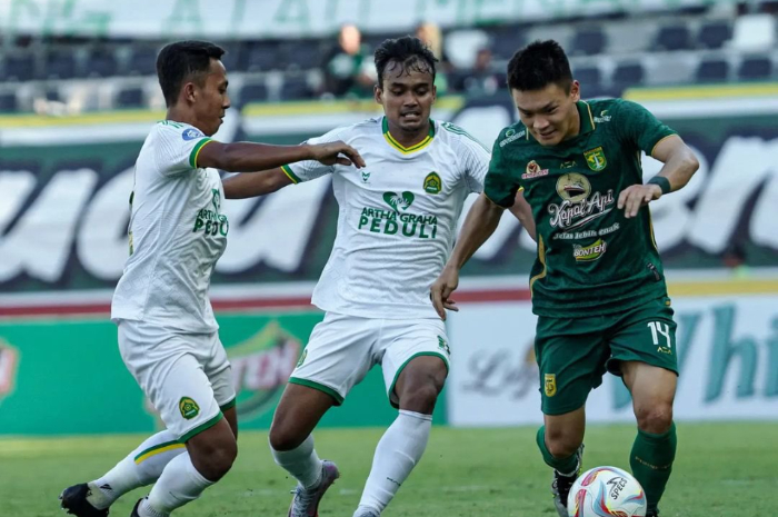 <p>Ket Foto: Foto Duel Persebaya vs Persikabo di lapangan (Foto/Twitter/@faktasepakbola)</p>
