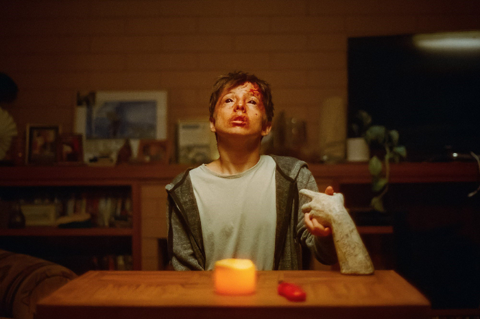 <p>Ket Foto: Foto cuplikan dalam film horor, Talk To Me (Foto/Twitter/@TarizSolis)</p>
