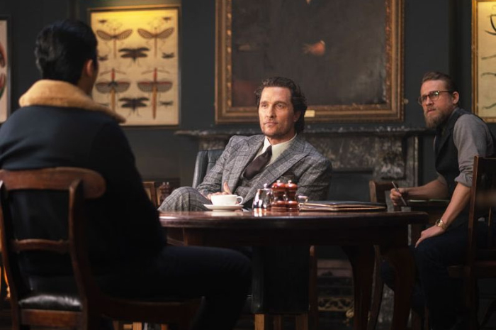 <p>Yuk Intip Serunya Sinopsis Film The Gentlemen: Kehidupan Kriminal, Intrik Bisnis dan Pertarungan Kejam di London!<br />
Ket Foto: Foto scene film The Gentlemen (Foto/Twitter/@aillsley3)</p>
