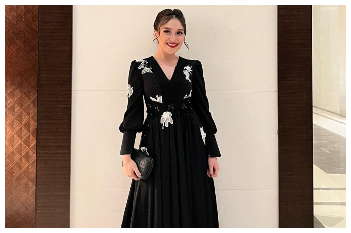 <p>Ket Foto: Ayu Ting-ting membagikan takjil di pinggir jalan dengan mengenakan busana sederhana (Foto/Instagram/@ayutingting92)</p>
