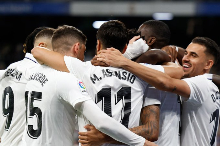 <p>Ket Foto: Foto Skuad Real Madrid berpelukan di lapangan (Foto/Twitter/Real Madrid FC)</p>