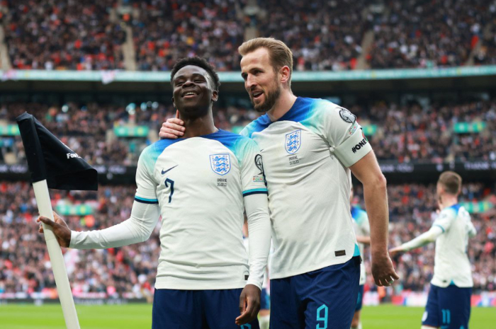 <p>Ket. Foto: Bukayo Saka dan Harry Kane Pemain Tim Inggris (Foto/Twitter/@England)</p>
