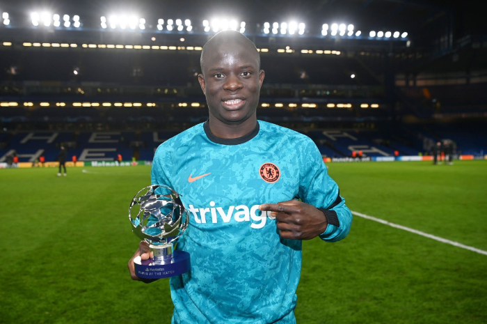 <p>Ket Foto: Foto Ngolo Kante saat sedang membawa penghargaan di lapangan hijau (Foto/Twitter/@idextratime)</p>
