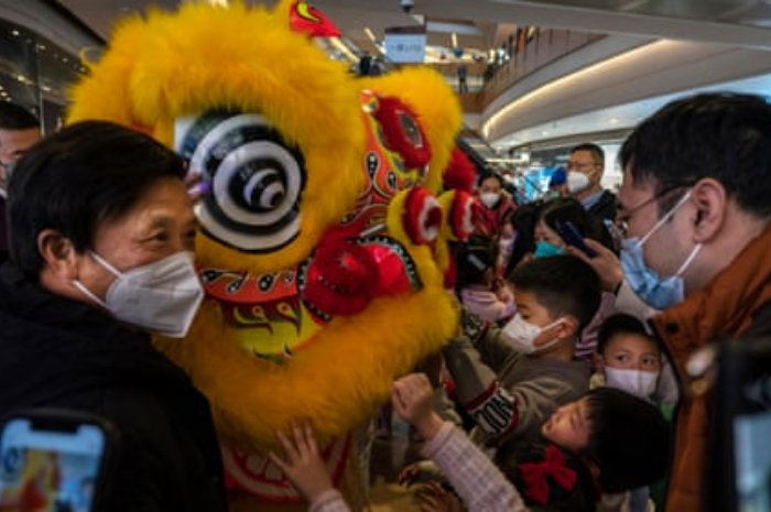 <p>Keterangan Foto: Perayaan Tahun Baru China yang meriah sebagai dampak penurunan angka Covid-19,(Foto: /Twitter/@Hellen Davidson)</p>

