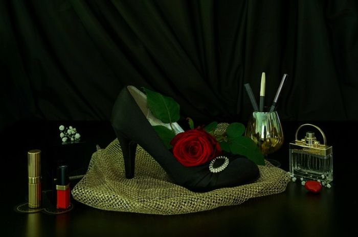 <p>Ket Foto: Ilustrasi Sepatu dan Bunga Mewah. (Foto/Pixabay)</p>
