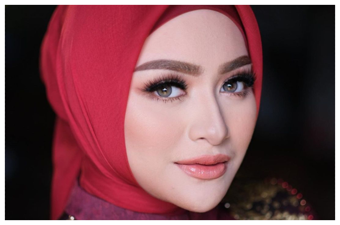 <p>Ket Foto: Nathalie Holscher mengungkap kebahagiaan atas rasa syukur melihat sang adik menjadi mualaf (Foto/Instagram/@nathalieholscher)</p>
