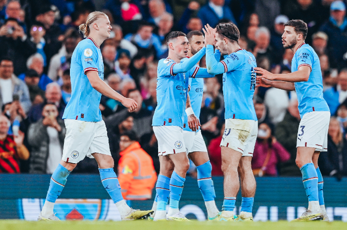 <p>Ket Foto: Foto Skuad Manchester City sedang berkumpul di lapangan (Foto/Twitter/Manchester City)</p>
