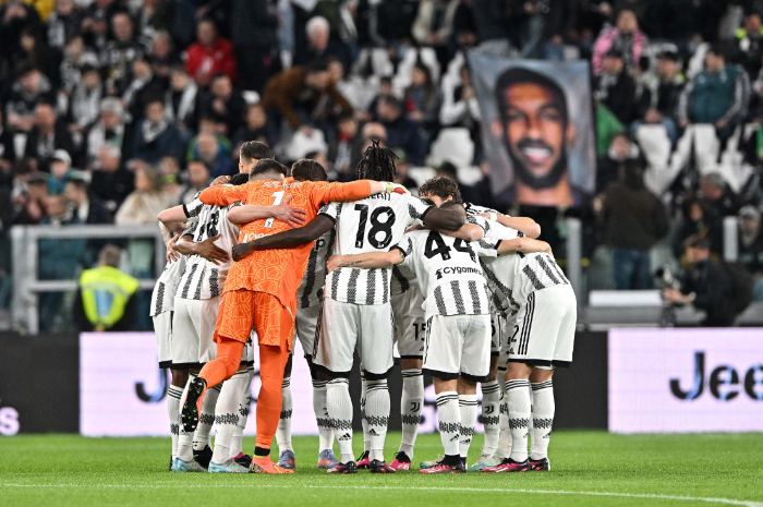 <p>Ket Foto: Foto Skuad Juventus di lapangan sedang berkumpul (Foto/Twitter/Juventus)</p>
