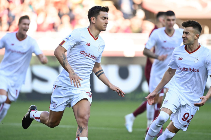<p>Ket Foto: Foto Paulo Dybala dan tim  di lapangan (Foto/Twitter/Real Madrid)</p>
