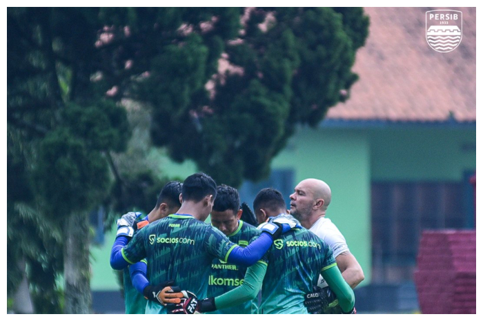 <p>Ket Foto: Tim Persib Bandung saat berkumpul di lapangan (Foto/Twitter/Persib Bandung)</p>