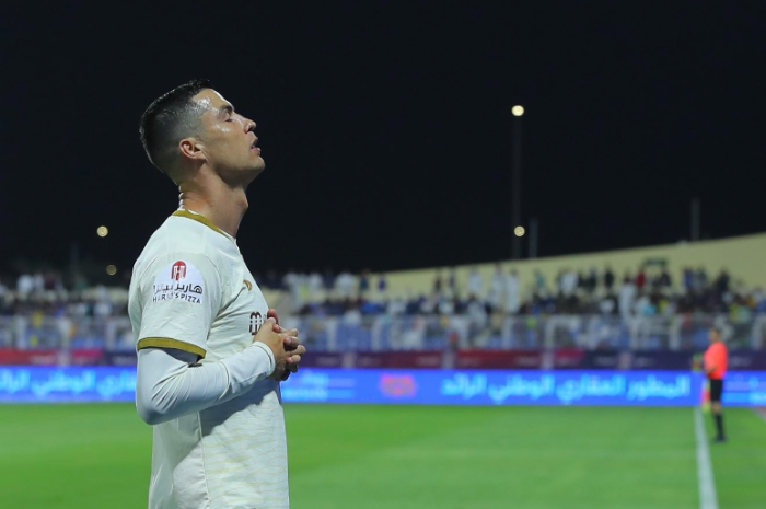 <p>Ket Foto: Foto CR7 lakukan selebrasi di lapangan saat bobol gawang Al Adalh (Foto/Twitter/AlNassr FC)</p>
