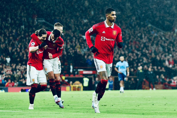 <p>Ket Foto: Foto Skuad Manchester United di lapangan (Foto/Twitter/Manchester United)</p>
