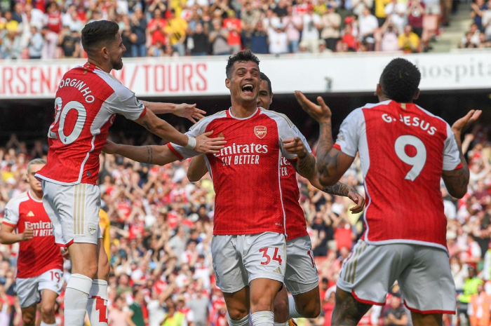 <p>Ket Foto: Foto Granit Xhaka dan tim Arsenal yang lain saat selebrasi di lapangan (Foto/Twitter/@Faktasepakbola)</p>
