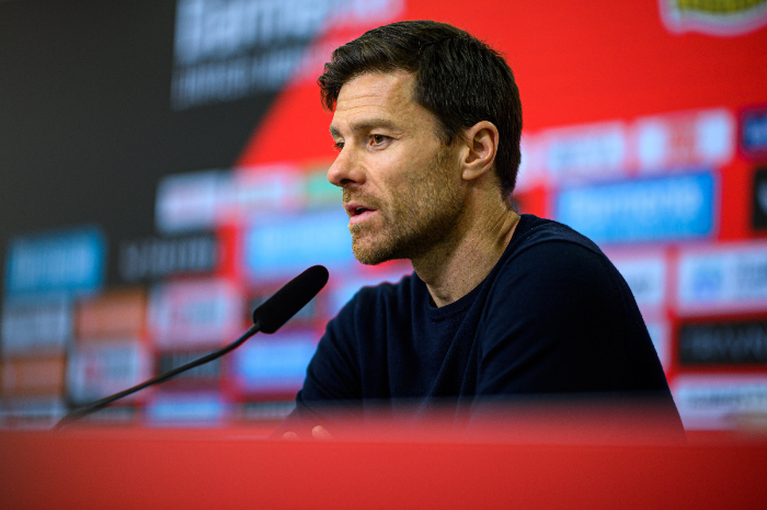 <p>Ket Foto: Foto Pelatih Bayer Leverkusen, Xabi Alonso sedang konferensi pers (Foto/Twitter/Bayer Leverkusen)</p>
