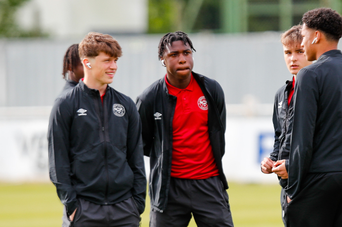 <p>Ket Foto: Foto skuad The Bees, sedang latihan untuk persiapan lawan Liverpool besok (Foto/Twitter/Brentford FC)</p>
