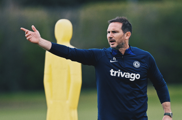 <p>Ket Foto: Foto pelatih Chelsea, Frank Lampard sedang memberikan arahan di lapangan (Foto/Twitter/Chelsea)</p>

