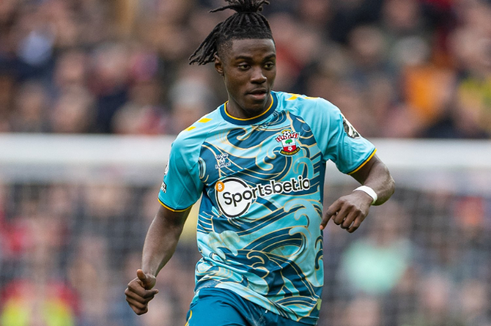 <p>Ket Foto: Foto Romeo Lavia bermain di lapangan (Foto/Twitter/@idextratime)</p>
