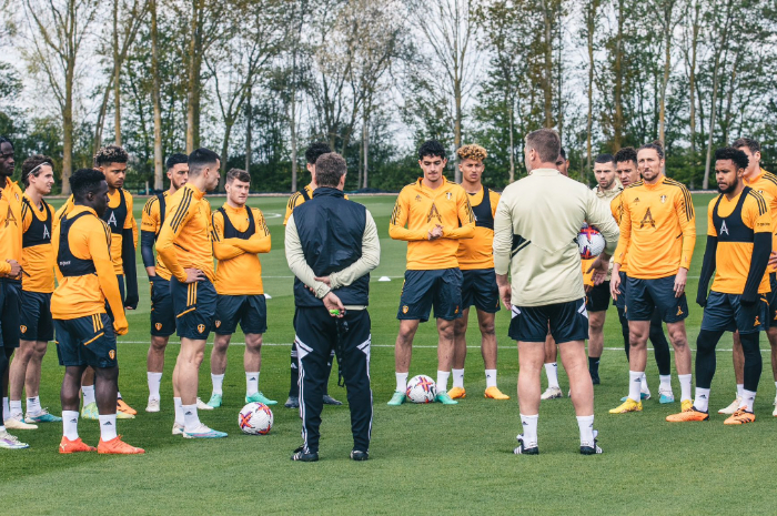 <p>Ket Foto: Foto manager Leeds sedang berikan arahan kepada para pemainnya dan latihan di lapangan (Foto/Twitter/Leeds)</p>
