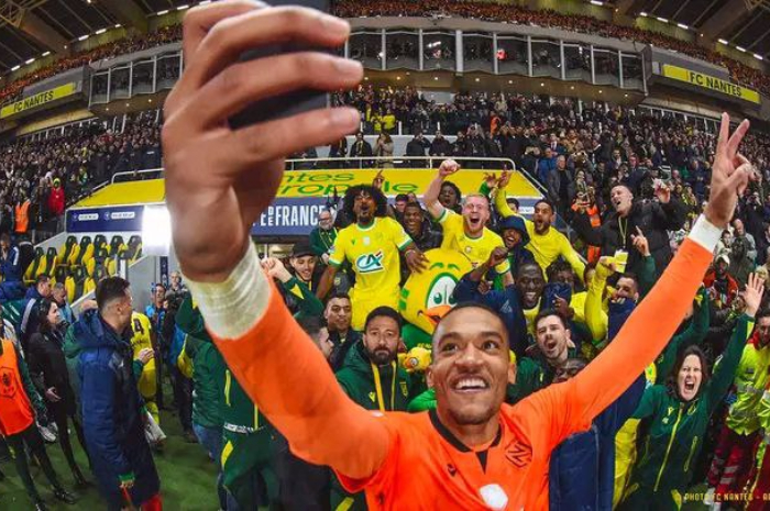 <p>Ket. Foto: Para Pemain Nantes yang merayakan kemenangannya bersama dengan para supporter (Foto/Facebook/FC Nantes) </p>
