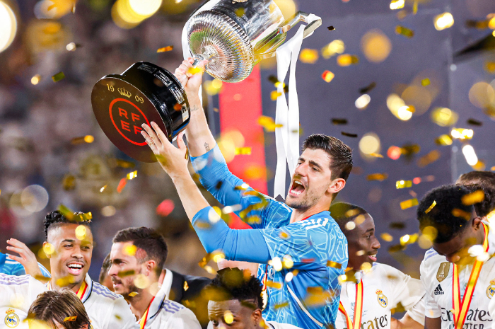 <p>Ket Foto: Foto Skuad Real Madrid rayakan kemenangan di lapangan setelah kalahkan Osasuna di Copa del Rey (Foto/Twitter/Real Madrid CF)</p>
