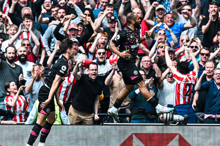 <p>Ket Foto: Foto pemain Brentford di lapangan selebrasi kemenangan (Foto/Twitter/Brentford)</p>
