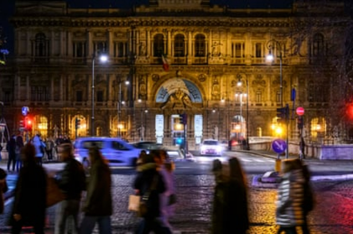 <p>Keterangan Foto: Pengadilan Tinggi Italia tampak depan pada malam hari (Foto:/Instagram/@AntonioMasiello)</p>
