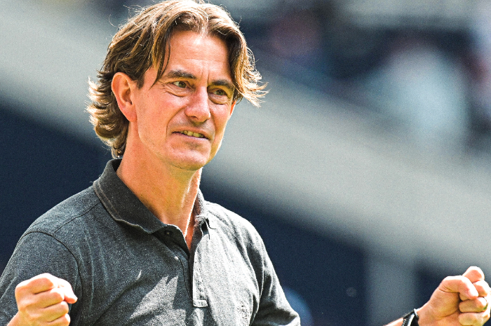 <p>Ket Foto: Foto pelatih Brentford, Thomas Frank di lapangan (Foto/Twitter/Brentford)</p>
