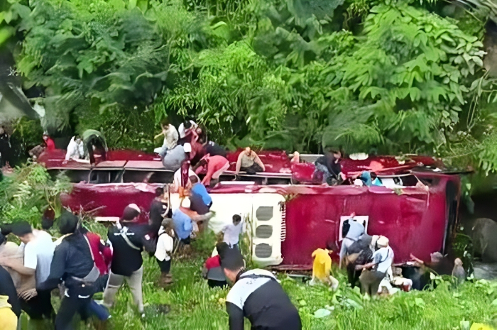 <p>Ket Foto: Foto kecelakaan bus yang terjadi di Tegal, Jawa Tengah (Foto/Twitter/@jmradioid)</p>
