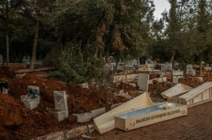 <p>Keterangan Foto: kurangnya lahan pemakaman korban tewas gempa Turki,(Foto:/Twitter/@alesiomemo)</p>