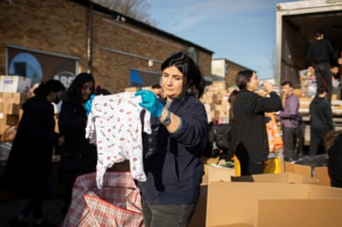 <p>Keterangan foto: bantuan dari komunitas di Inggris untuk Turki terus dikirimkan,(Foto:/Twitter/@aliciaceunter)</p>