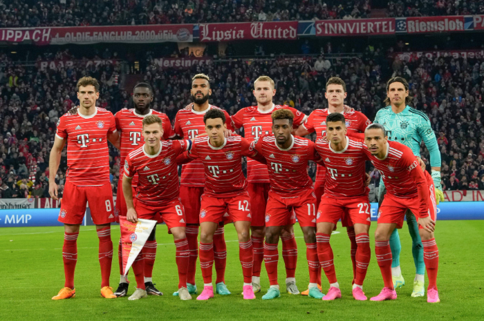 <p>Ket Foto: Foto Skuad Die Roten berkumpul di lapangan (Foto/Twitter/Bayern Munchen)</p>
