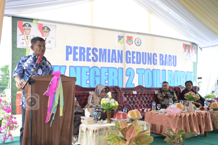 <p>Ket Foto: Gubernur Sulawesi Tengah H. Rusdy Mastura , Bersama Bupati Banggai Ir. Amir Tomoreka, Ketua DPRD Kabupaten Banggai didampingi Stap Ahli Bidang Pemerintahan dan Kesra , Dr. Rohani Mastura, M,Si, Kepala Dinas Pendidikan , Yudiawati Vidiani,  meresmikan Gedung Baru SMK 2 Toili Barat Jumat 13 Januari 2023. (Foto/Biro Adpim Setda Prov Sulteng)</p>
