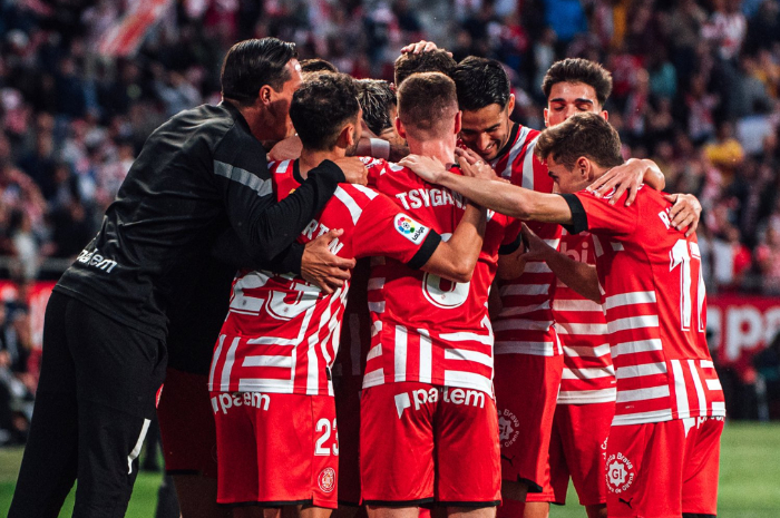 <p>Ket Foto: Foto skuad Girona, sedang berkumpul di lapangan (Foto/Twitter/Girona)</p>
