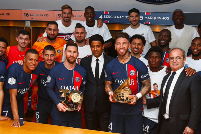 <p>Ket Foto: Foto Presiden PSG berikan kenang-kenangan untuk Messi dan Ramos (Foto/Twitter/@idextratime)</p>
