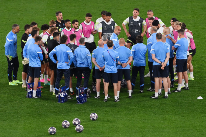 <p>Ket Foto: Foto Pep Guardiola sedang berikan arahan kepada para pemainnya di lapangan (Foto/Twitter/@faktasepakbola)</p>
