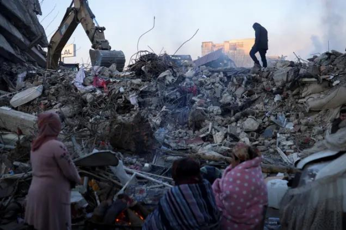 <p>Keterangan Foto: Korban gempa Turki terus bertambah hingga 16.000 orang tewas, (Foto:/Twitter/jonhelley)</p>